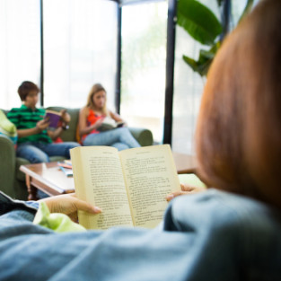 English students participating in UFO class – study English in Australia